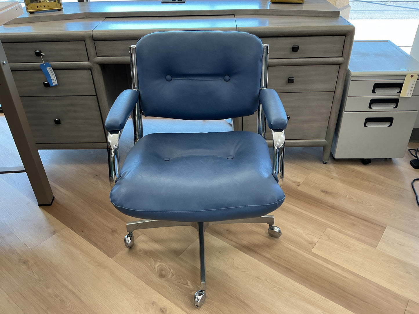 Late 20th Century Modern Swivel Chair