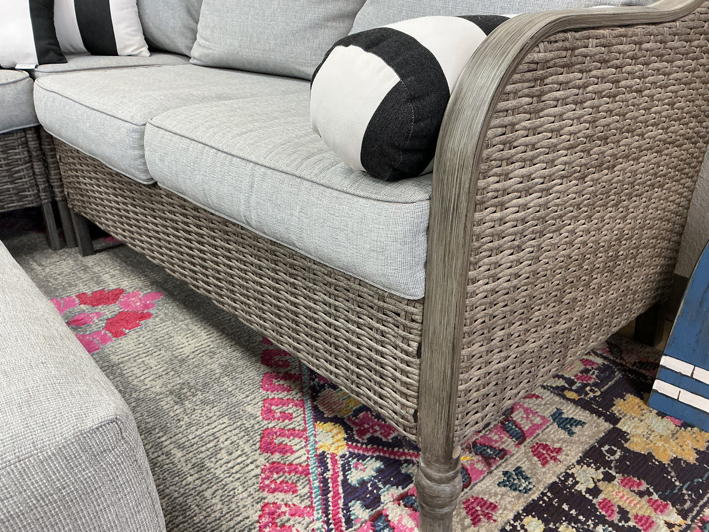 Metal Frame Rattan Outdoor Living Set w / Ottoman