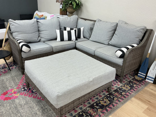 Metal Frame Rattan Outdoor Living Set w / Ottoman