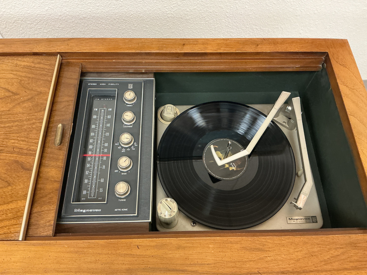 Vintage Magnavox Astro Sonic Stereo Console