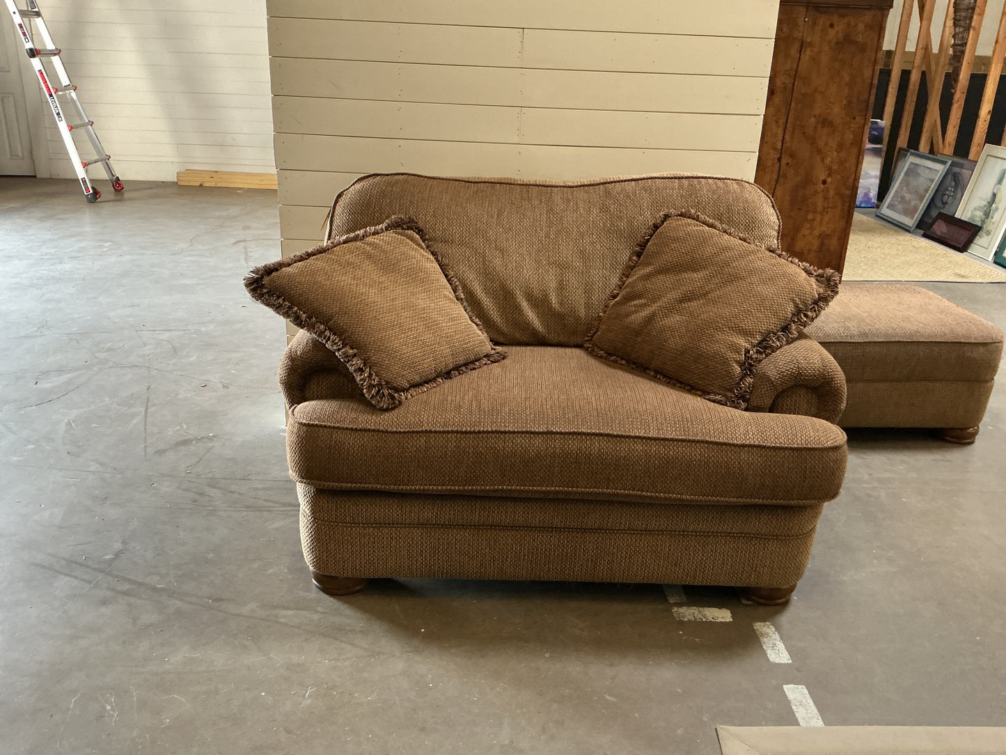 Upholstered Rolled Arm Oversized Chair w/Ottoman
