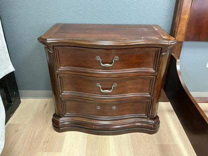 Traditional 3 Drawer Nightstand